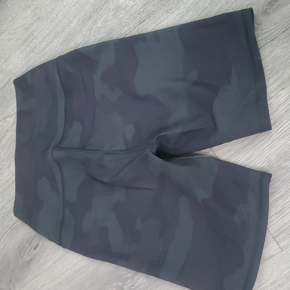 Alo yoga High rise vapor short in hunter camouflage size xs in great condition - Picture 6 of 6